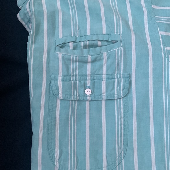 button up short sleeve shirt. good condition. double chest pocket - Picture 2 of 3